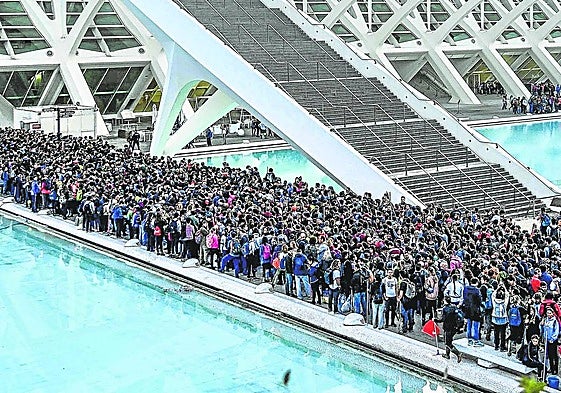 Solidaridad. Miles de personas a la espera de marchar a los pueblos más afectados.
