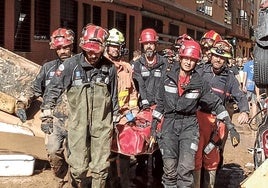 Escenario de pesadilla. Expertos en rescates de la Comunidad de Madrid ayudan en las labores de búsqueda de víctimas en Valencia.