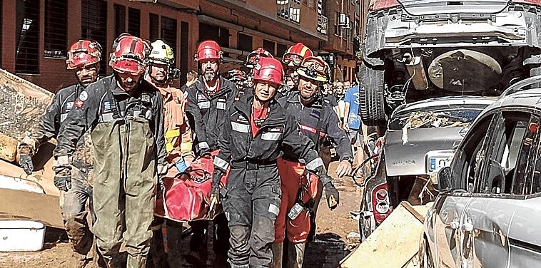 Escenario de pesadilla. Expertos en rescates de la Comunidad de Madrid ayudan en las labores de búsqueda de víctimas en Valencia.