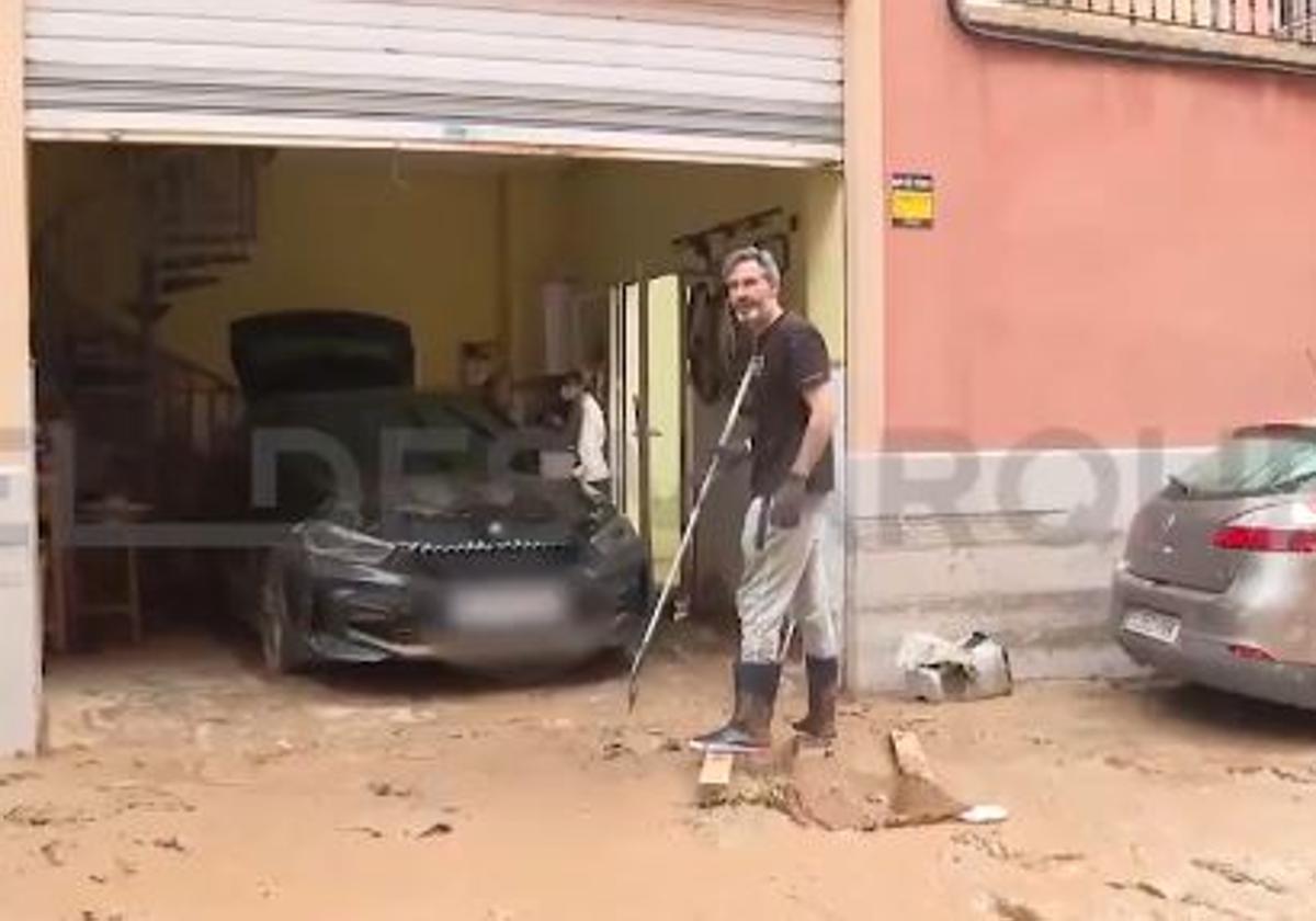 Vicente Moreno se pone el mono de trabajo y ayuda en las labores de limpieza de Massanassa