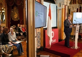 Aburto y la concejala Marta Ajuria ayer durante la presentación del proyecto de Presupuestos