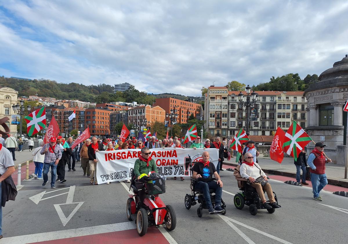 La manifestación recorre el puente del Ayuntamiento