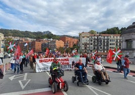 La manifestación recorre el puente del Ayuntamiento