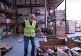 Daniel Muñoz, vicepresidente del Banco de Alimentos de Álava, en sus instalaciones del polígono industrial de Júndiz.