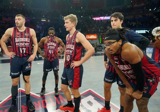 Los jugadores del Baskonia, apesadumbrados tras la derrota ante el Joventut.