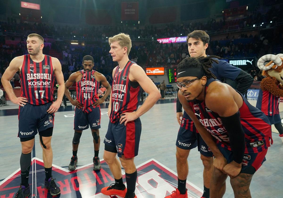 Los jugadores del Baskonia, apesadumbrados tras la derrota ante el Joventut.