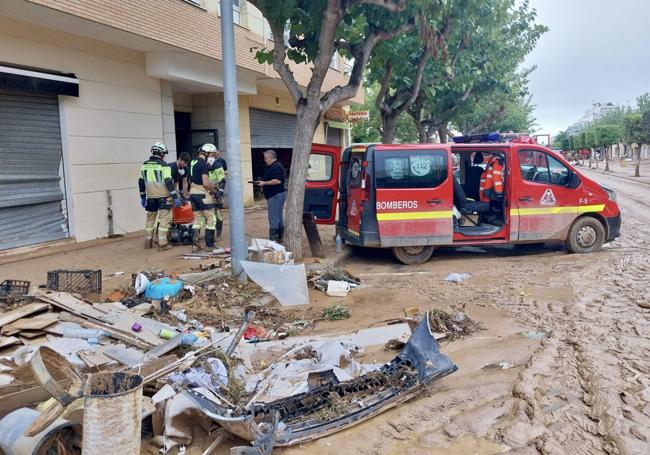 Bomberos de Vitoria se han desplegado en la localidad valenciana de Massanassa.