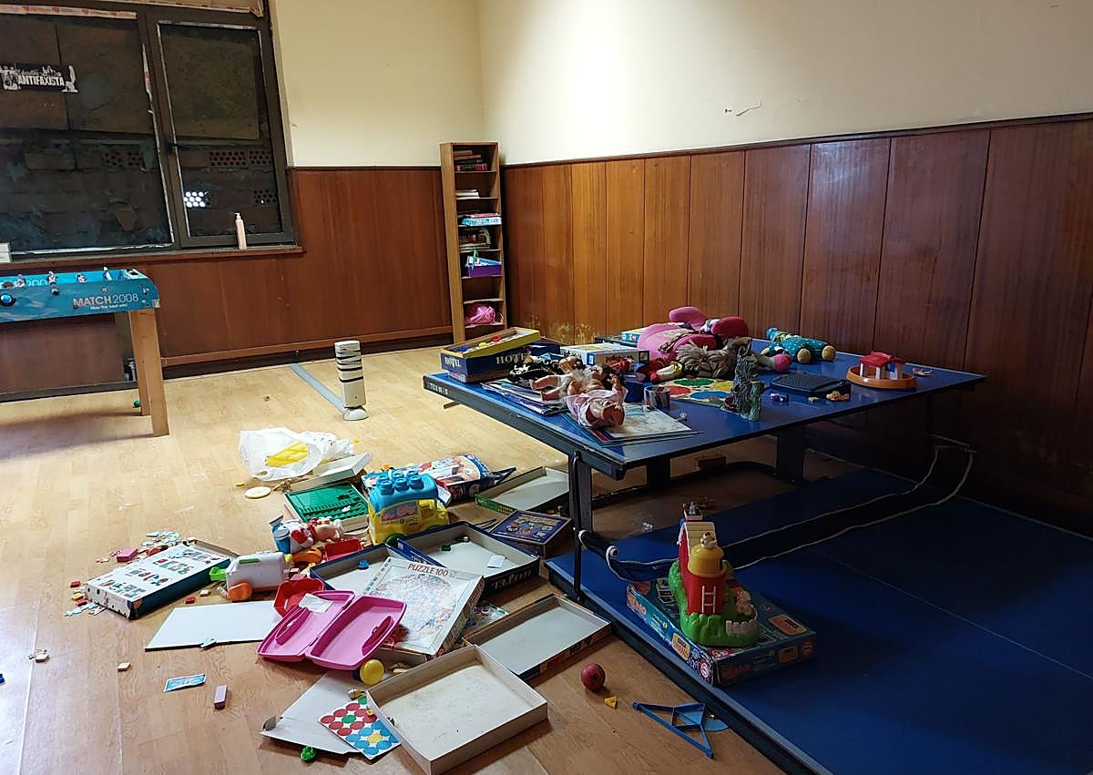 Imagen secundaria 1 - Una de las habitaciones, la sala de juegos de los niños y el pasillo que comunica los distintos espacios.