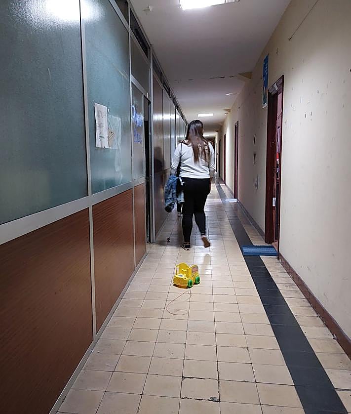 Imagen secundaria 2 - Una de las habitaciones, la sala de juegos de los niños y el pasillo que comunica los distintos espacios.
