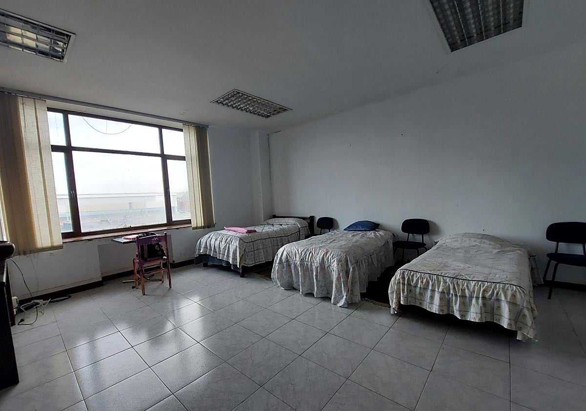 Imagen principal - Una de las habitaciones, la sala de juegos de los niños y el pasillo que comunica los distintos espacios.