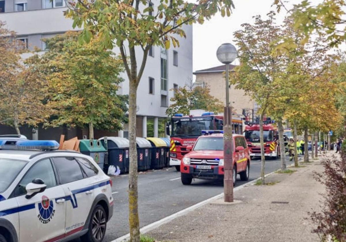 Los servicios de emergencia, en el exterior del inmueble donde se ha declarado el incendio.