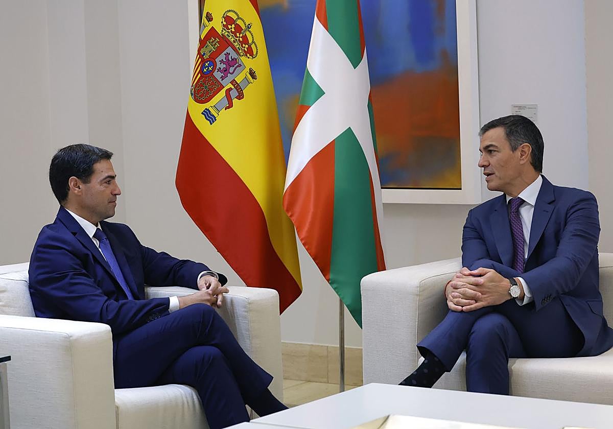 Imanol Pradales y Pedro Sánchez, durante su reunión en Moncloa en septiembre.