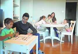 La «organización» es clave en el hogar de los González-Mesa, con cuatro niños de entre año y medio y seis años.