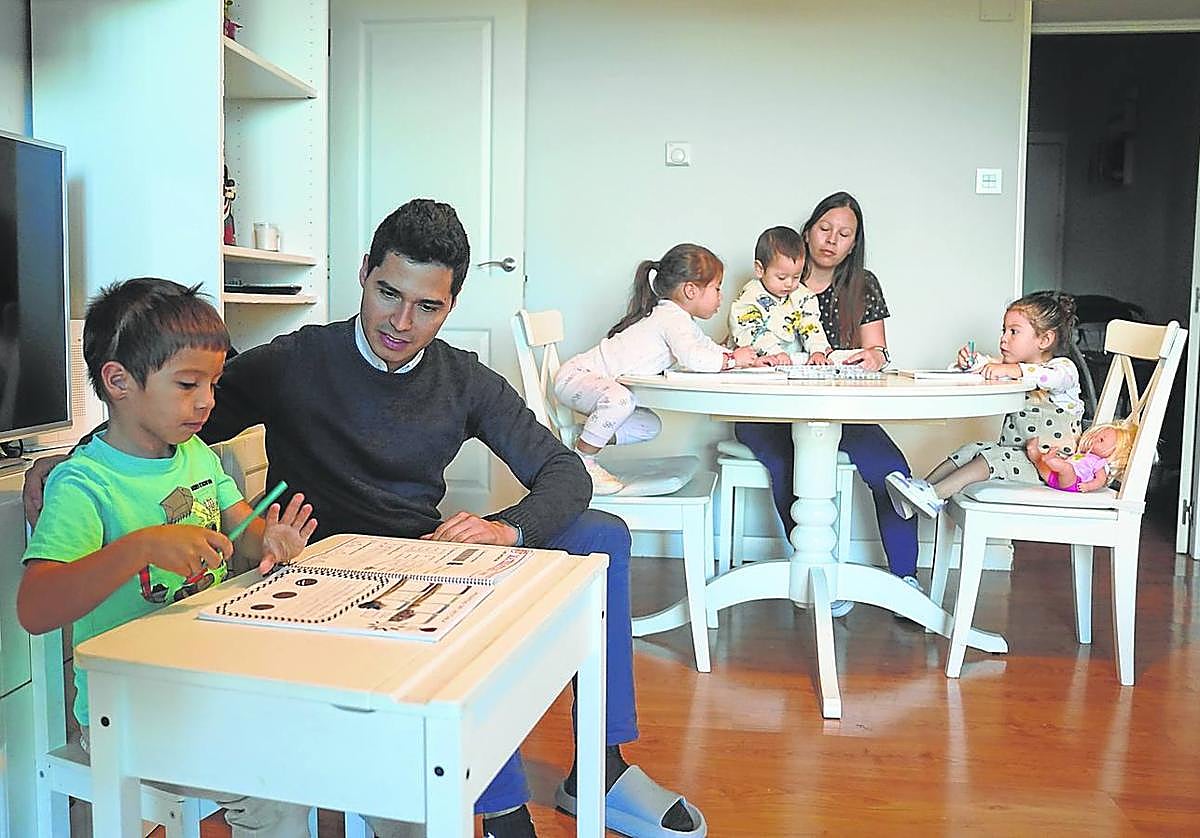 La «organización» es clave en el hogar de los González-Mesa, con cuatro niños de entre año y medio y seis años.