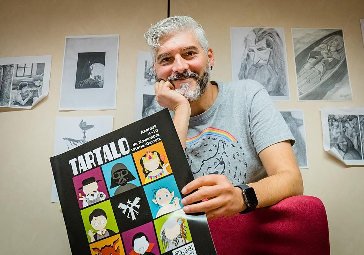 Raúl Montero con el cartel de esta edición de Tartalo.