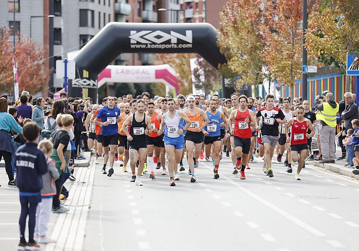 Los atletas de la carrera absoluta, en la salida de la pasada edición.