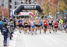Los atletas de la carrera absoluta, en la salida de la pasada edición.
