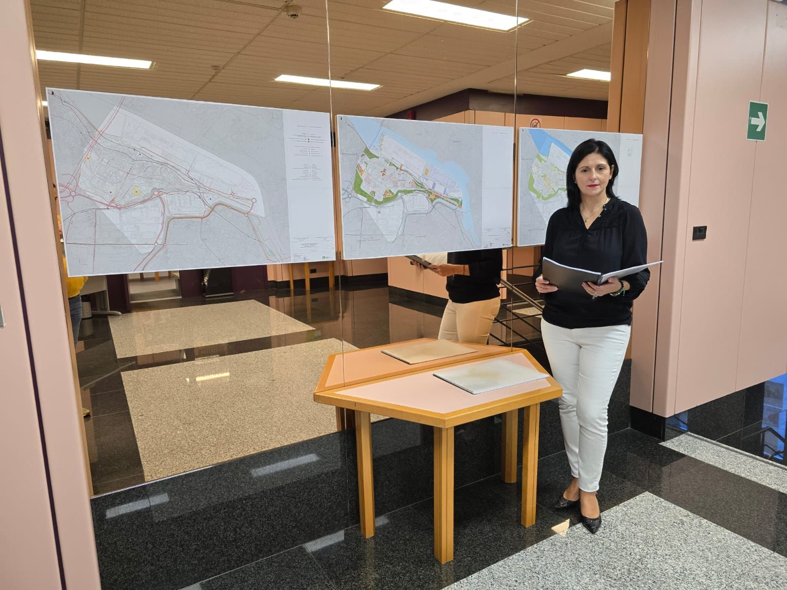 La concejala Yosune Serapio junto a los documentos que pueden consultar los vecinos en la biblioteca.