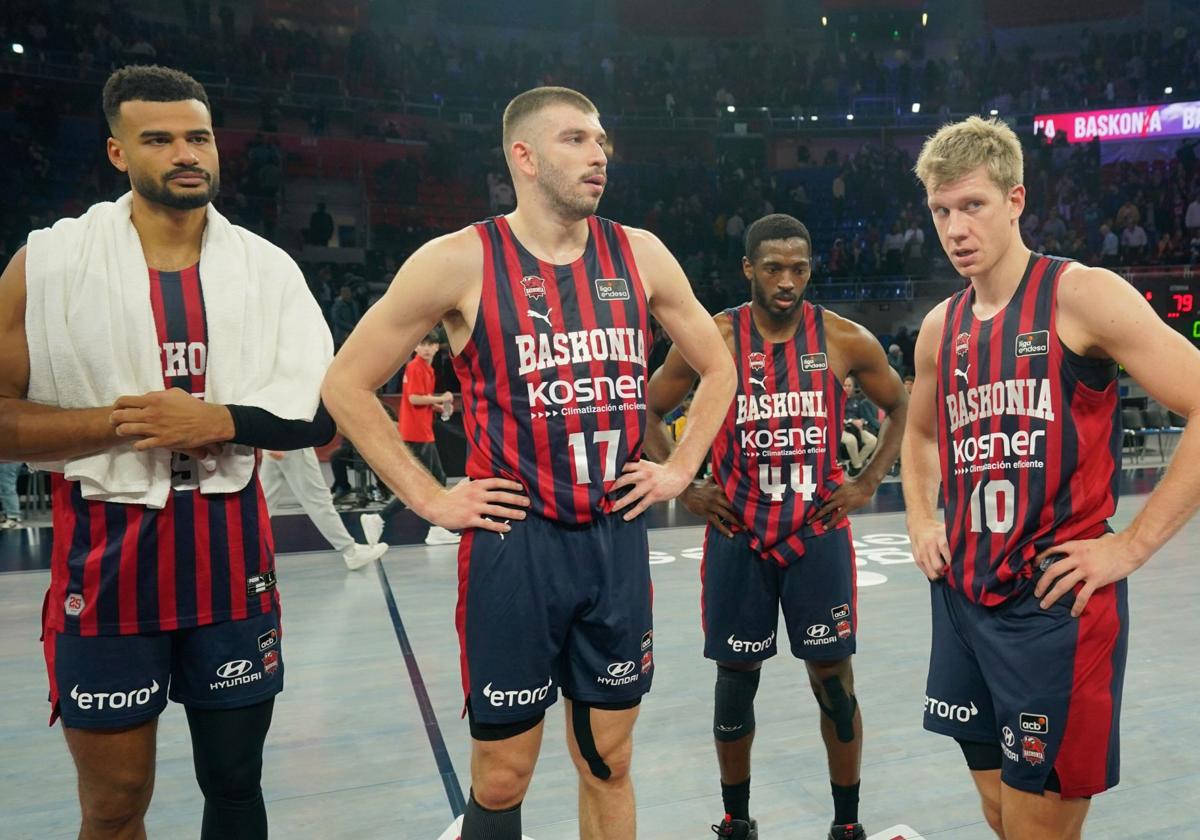 Caras largas de Cabarrot, Rogkavopoulos, Baldwin y Jaramaz tras perder con el Joventut.