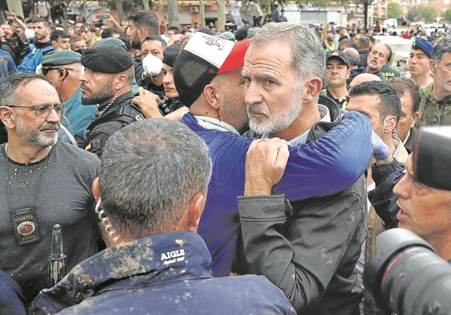 Apuros reales. Momento en el que un joven se abraza al rey Felipe VI durante su visita del domingo a Paiporta.