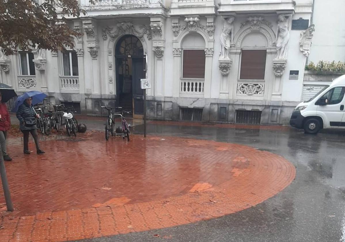 Se han retirado bolardos redondos en este punto del Paseo de Fray Francisco.