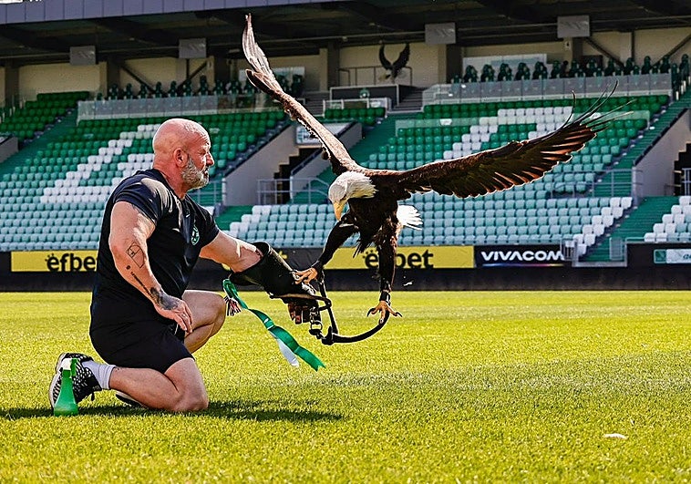 Víctor Barrios con el águila en el césped del estadio del Ludogorets.