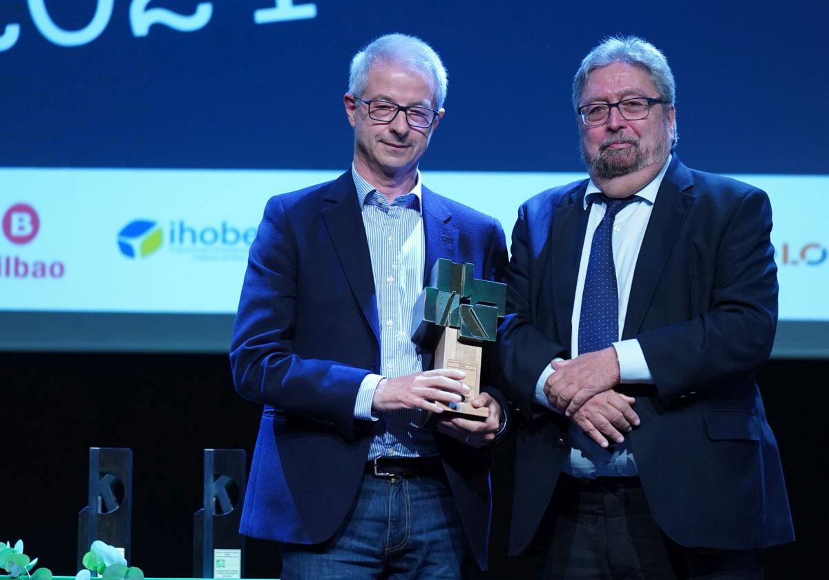 El periodista portugalujo ha recibido el premio de manos del Ararteko.