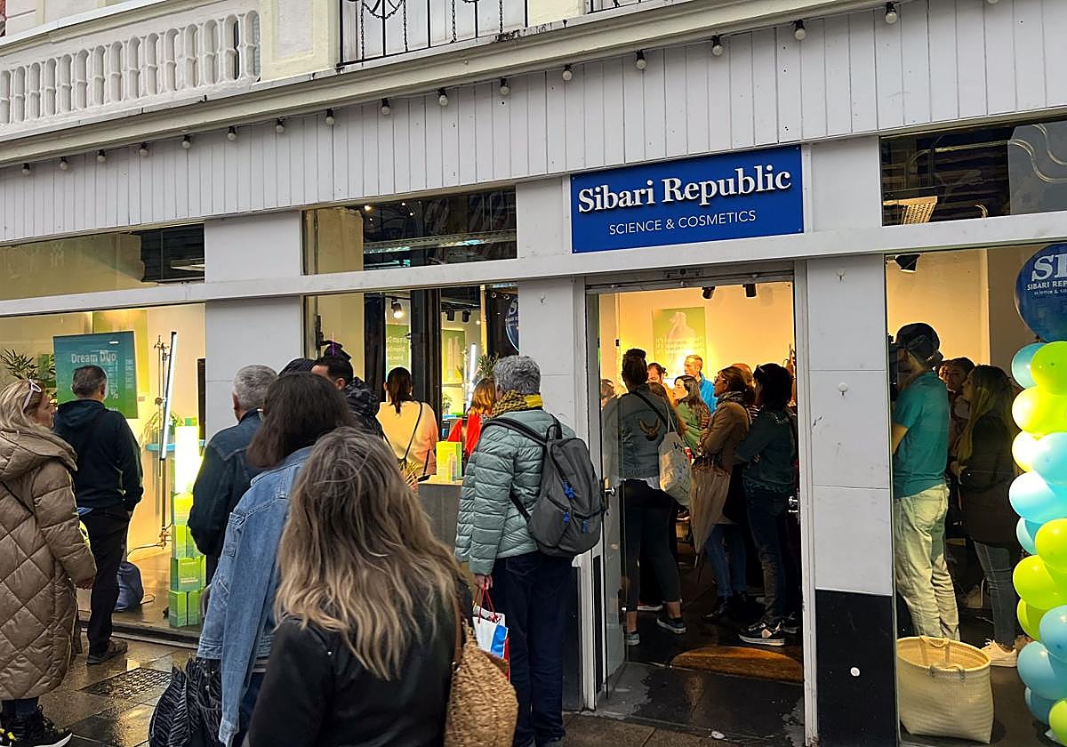 Colas en una de las tiendas efímeras de Sibari Republic en Vitoria.