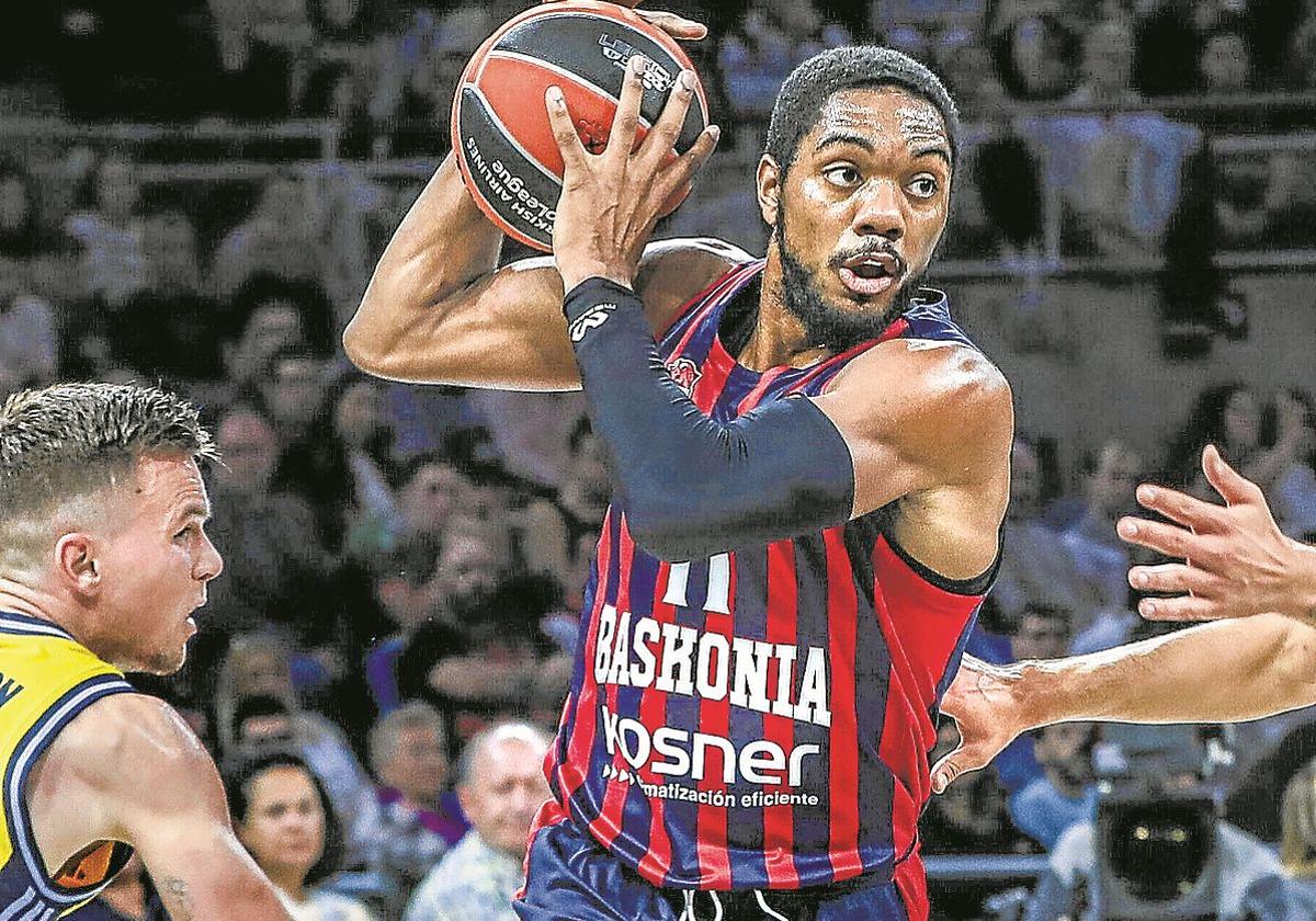 Trent Forrest penetra a canasta en el encuentro ante el Alba Berlín del Buesa Arena.