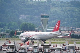 Dos vuelos con destino a Bilbao afectados tras cerrarse Barajas por una alerta de dron