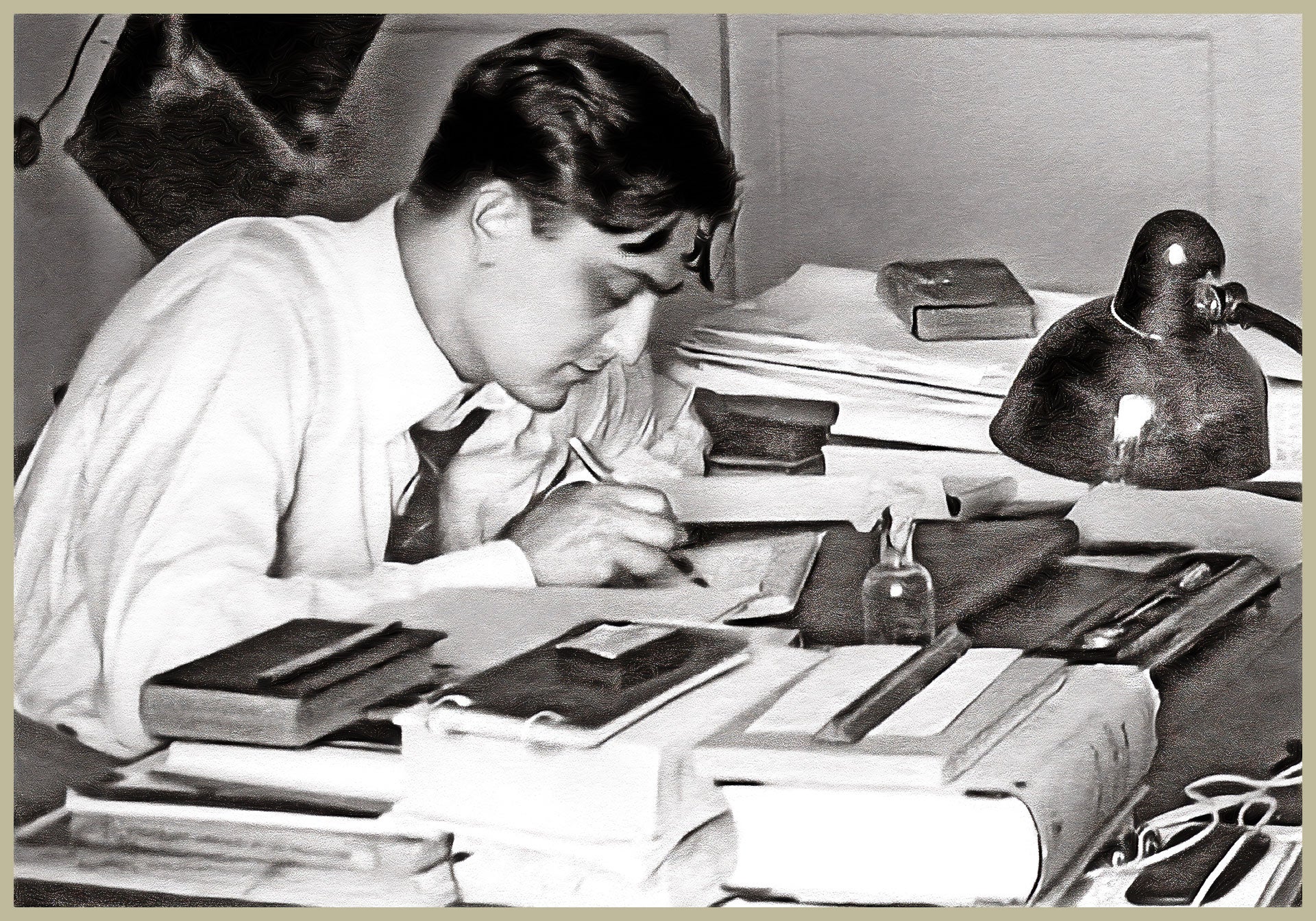 Luis Martín-Santos, escribiendo en su despacho.