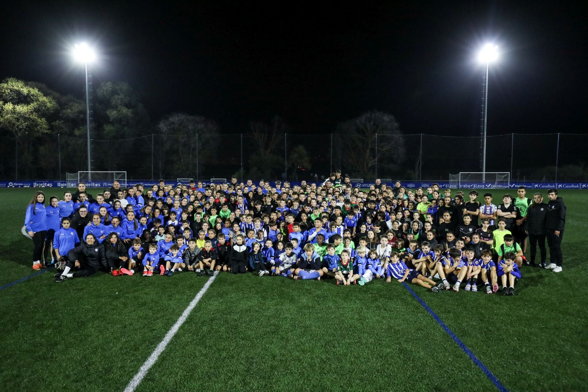 Centenares de niños y niñas disfrutaron de una tarde divertida con las Gloriosas en Ibaia, a la que se sumaron Kike García y Asier Villalibre.