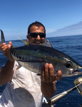 Imanol Ansa muestra la pieza que lanzó al mar con el dispositivo de Azti.