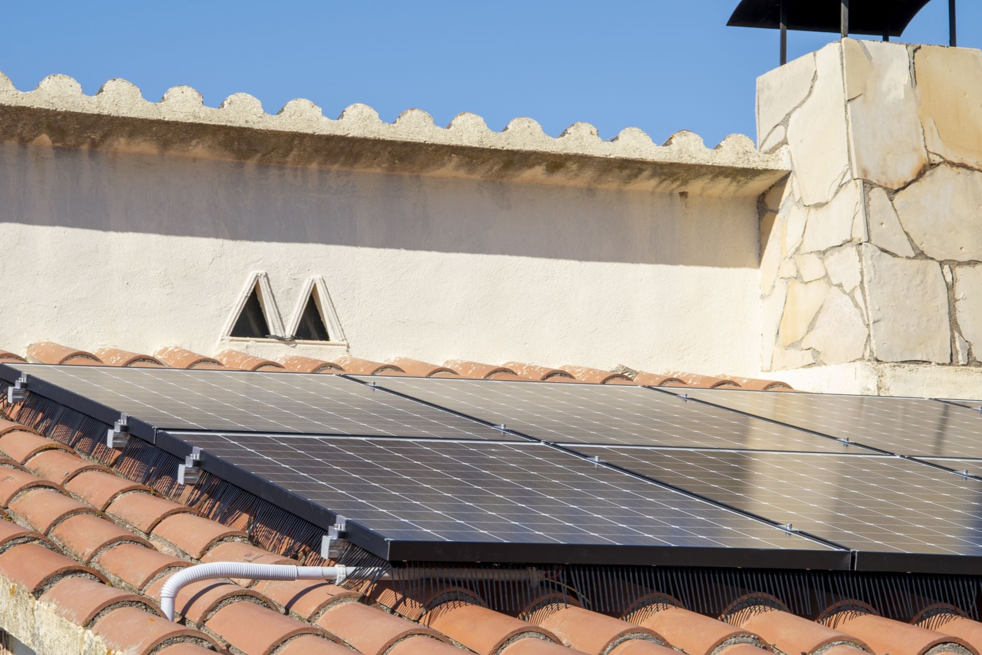 Placas solares instaladas en una vivienda.