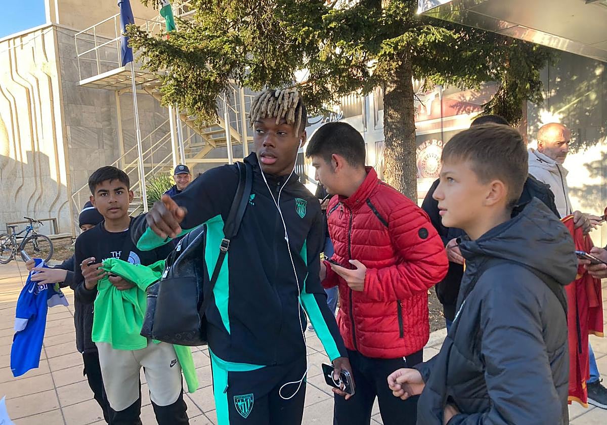 La emoción de los niños búlgaros por un autógrafo de Nico