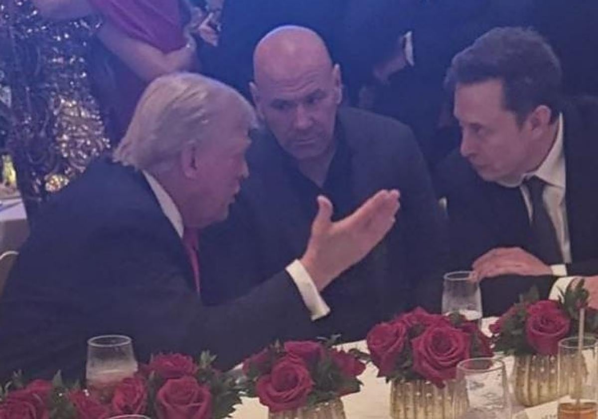 Trumo, White y Musk, durante la cena de la noche electoral.