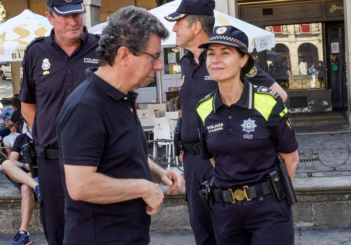 Marian Vidaurre, a la derecha, junto al concejal de Seguridad, Iñaki Gurtubai.