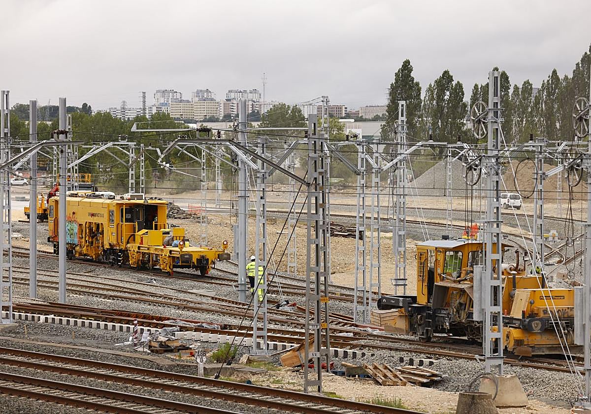 Trabajos en la playa de vías para la futura estación intermodal de Júndiz.