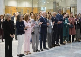 A la ofrenda floral en el Palacio de Justicia han acudido numerosas autoridades.