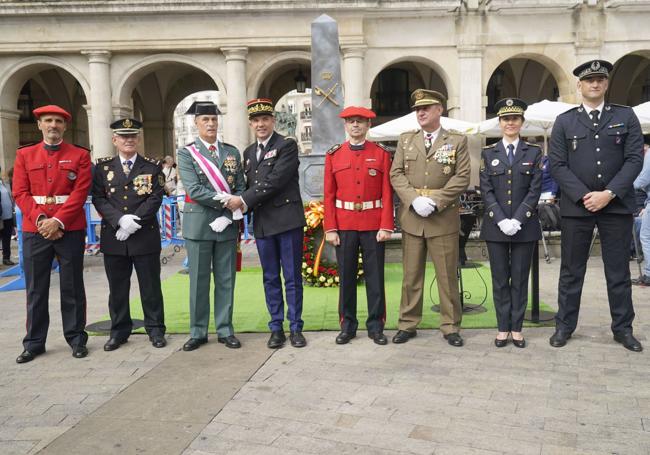 Vidaurre, la segunda por la derecha, el día de El Pilar en la plaza de España.