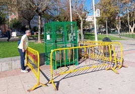 Un vecino contemplando el captador de aire instalado en el parque de Los Hermanos.