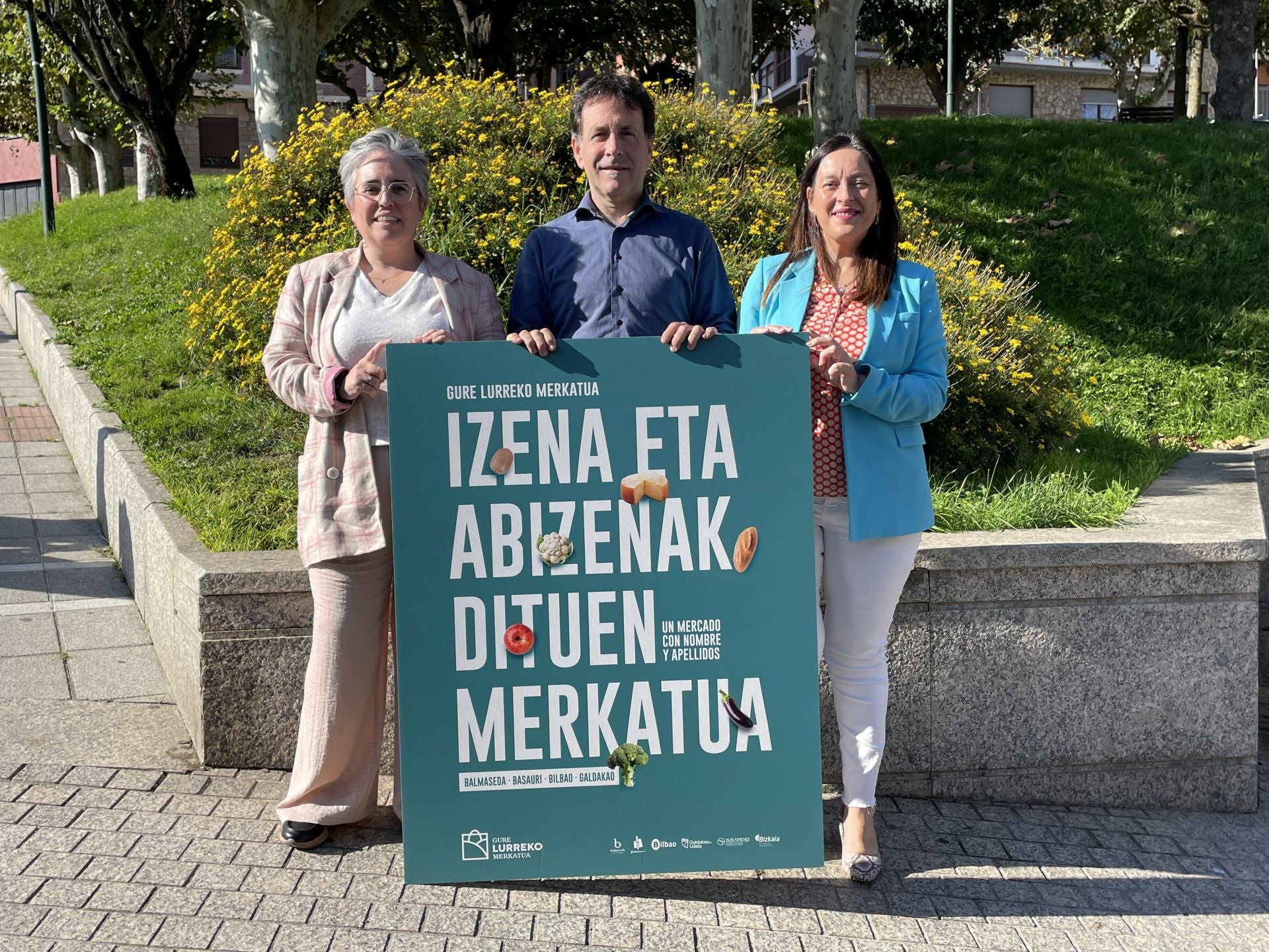 Olatz Urkiza, presidenta de la agencia de desarrollo rural Gorbeialde; Asier Iragorri, alcalde de Basauri, e Isabel Cadaval, concejala de Comercio.