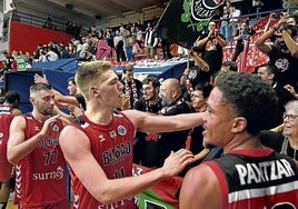 Kullamae, De Ridder y Pantzar, tres de los nueve internacinales del Bilbao Basket, saludan a la afición tras el triunfo ante el Kutaisi.