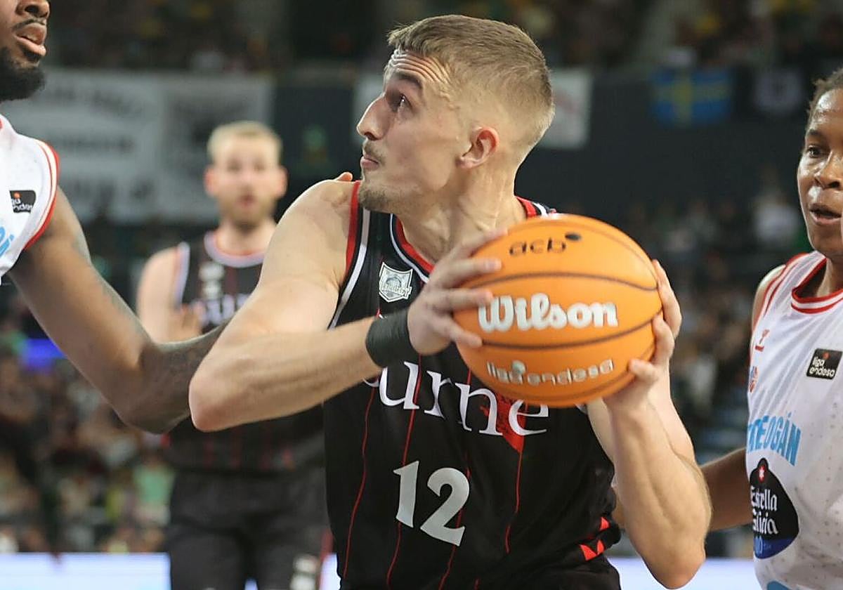 El agradecimiento de un jugador al Bilbao Basket por darle permiso para acudir al funeral de su abuela en Polonia