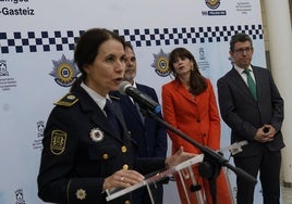 Marian Vidaurre habla en presencia de Etxebarria y Gurtubai.