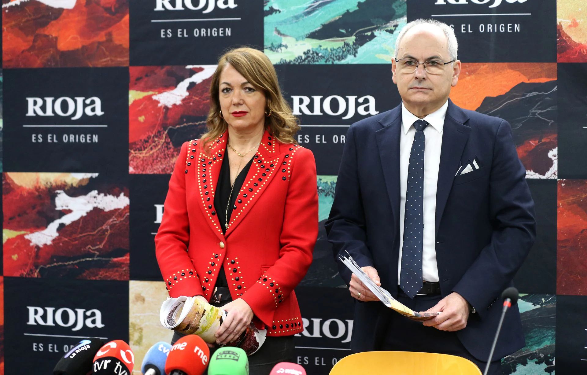 José Luis Lapuente junto a la responsable de los servicios jurídicos del Consejo Regulador, Marian Nalda.
