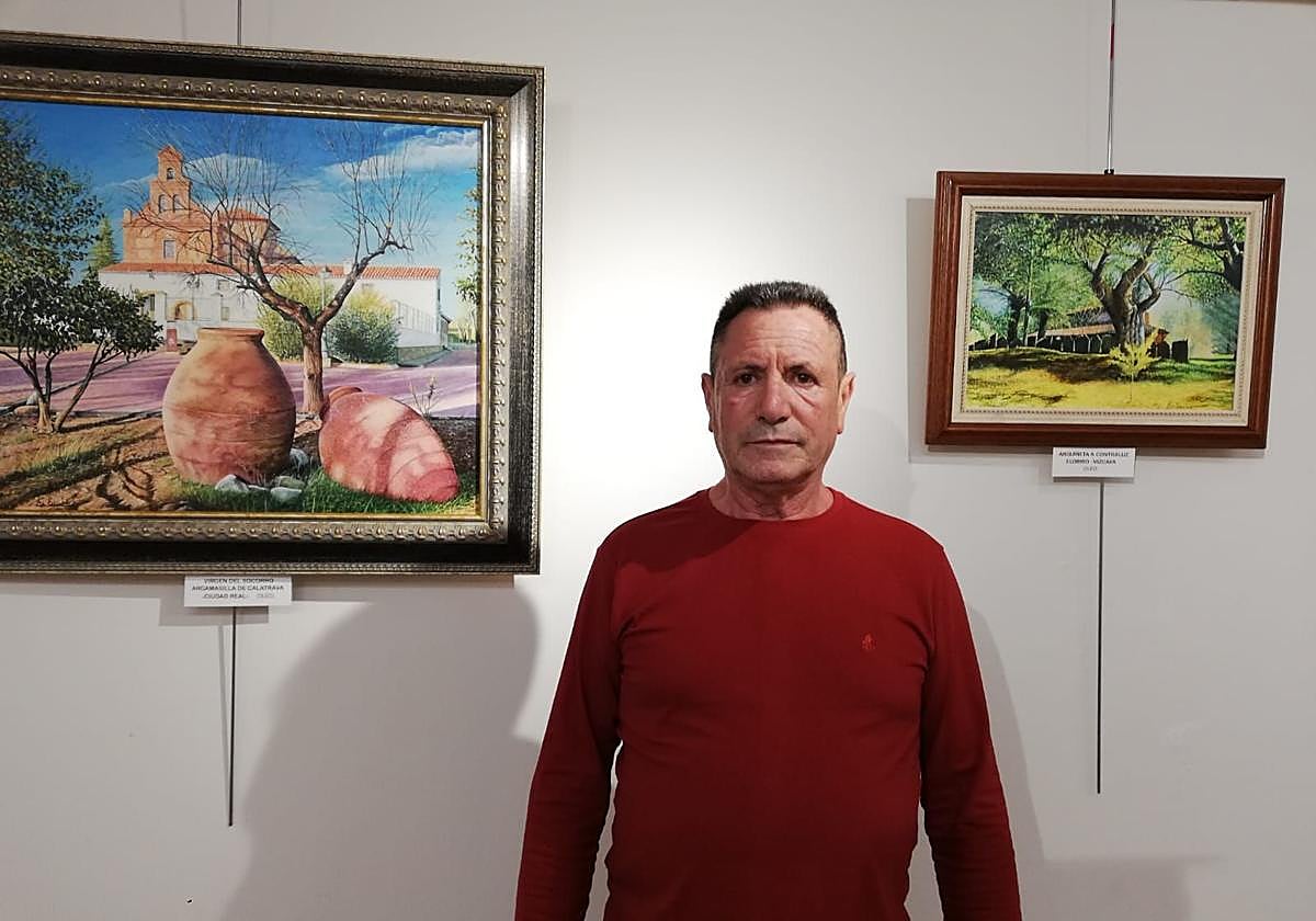 El pintor expone sus cuadros en la sala de exposiciones de Ezkurdi hasta este domingo.