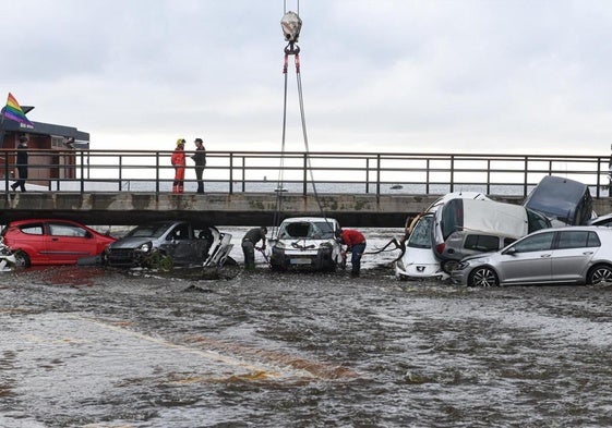 Una riada en Cadaqués arrastra una treintena de coches durante una tromba de agua esta madrugada