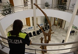 Una agente de la Policía Local observa el hall de la comisaría de Aguirrelanda.