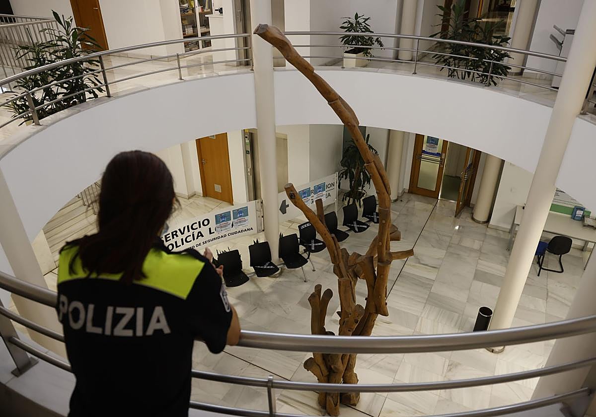 Una agente de la Policía Local observa el hall de la comisaría de Aguirrelanda.